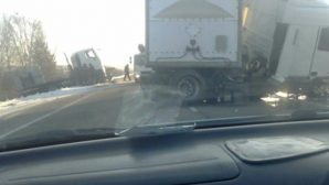 В Белогорском районе произошло жесткое ДТП с двумя грузовика?ми, есть пострадавший
