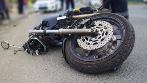 В Керчи мотоциклист и пассажирка врезались в КамАЗ и попали в больницу