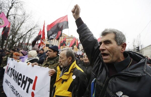 В Киеве начался марш сторонников Саакашвили за импичмент Порошенко