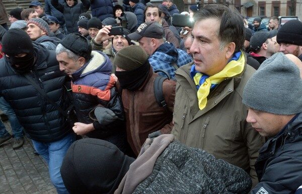 В Киеве силовики напали на палаточный лагерь Саакашвили возле ВРУ