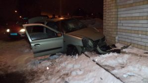 В Костроме водитель-новичок на иномарке врезался в кирпичный забор