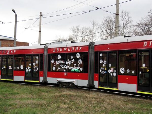В Краснодаре пассажиров возят новогодние трамваи