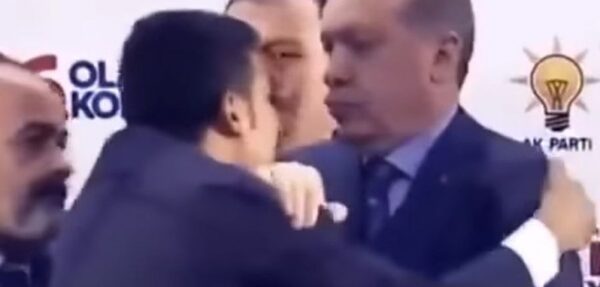 В Турции мужчину задержали за попытку обнять Эрдогана