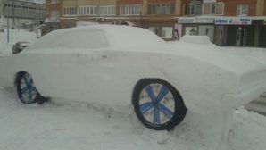 В Воронеже из снега вылепили копию культового Dodge Challenger