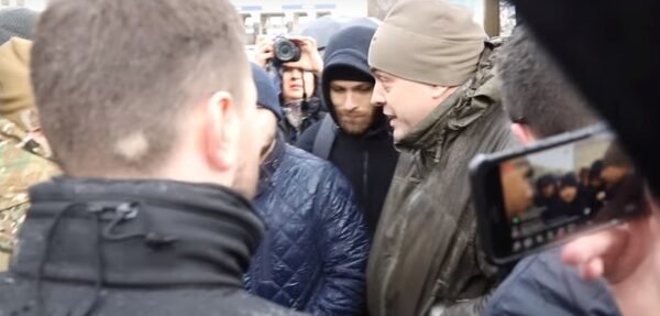 Видео: На Майдане произошла стычка между Бирюковым и участниками «Азова»