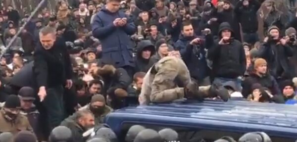 Видео: Освобождение Саакашвили из машины силовиков