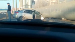 Водитель KIA в Тюмени врезался в трубу: пострадали два человека