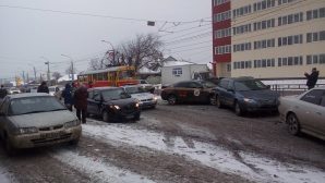 Жесткое ДТП из пяти машин парализовало движение в Барнауле