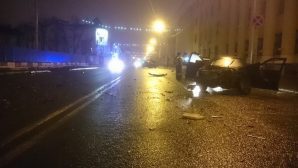 Жесткое ДТП у полиции в Ярославле: от удара таксист вылетел из машины