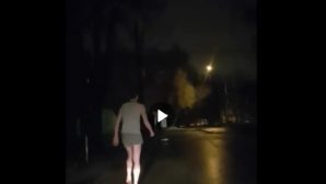 Житель Воронежа, разгуливающий босиком в трусах и майке, попал на видео