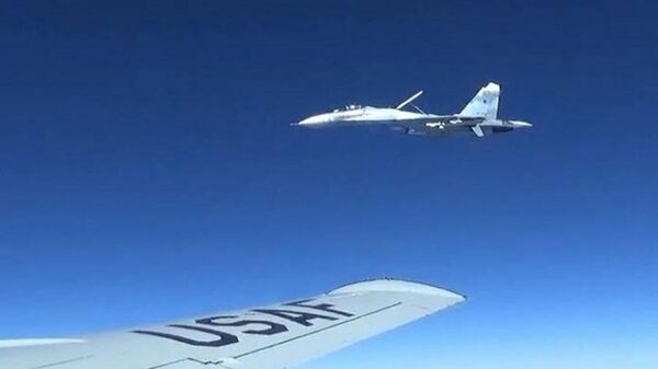 Аплодируем стоя российскому пилоту: видео с перехватом американского самолёта-разведчика вызвало небывалый ажиотаж