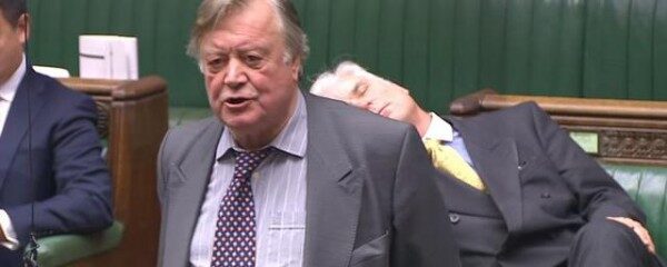 Британский депутат заснул во время дебатов по Brexit