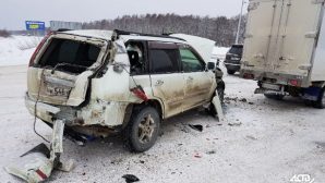 Два грузовика раздавили Nissan X-Trail в Южно-Сахалинске