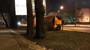 КамАЗ «Спецавтохозяйства» упал на бок в Великом Новгороде