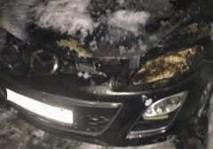 Коряжма: на улице сожгли «Mazda CX-7»