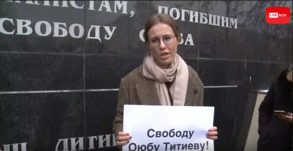 Ксения Собчак провела в Грозном у «Памятника журналистам» пикет