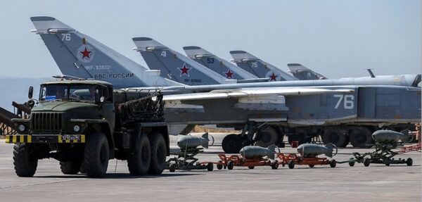 Минобороны РФ: Двое военных погибли при обстреле авиабазы Хмеймим в Сирии