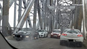 На Императорском мосту собрал пробку Porsche без бензина