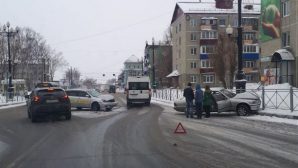 На перекрестке в Южно-Сахалинске? автоледи протаранила такси