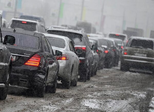"На работу без пробок": в Симферополе пересаживаются с автомобилей на матрасы