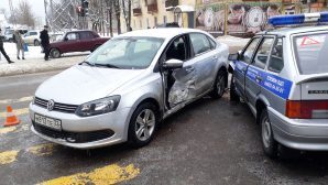 Полицейский автомобиль протаранил иномарку в Брянске