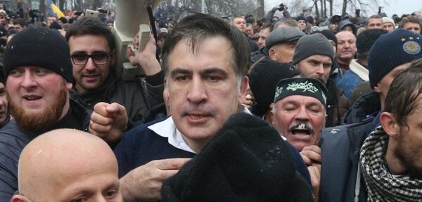 Саакашвили обещает возобновить шествия за отставку Порошенко