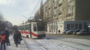 Трамвай с пассажирами протаранил столб в Саратове