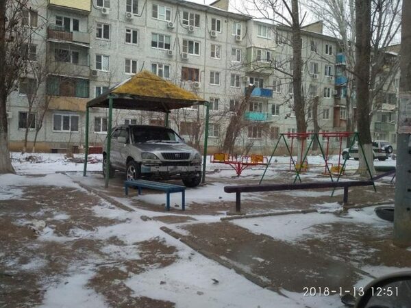 В Астрахани водитель припарковался в беседке, вызвав негодование среди горожан