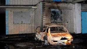 В центре Казани легковушка влетела в дом и сгорела дотла