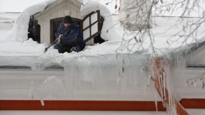 В Череповце погиб мужчина, упав с крыши во время уборки снега