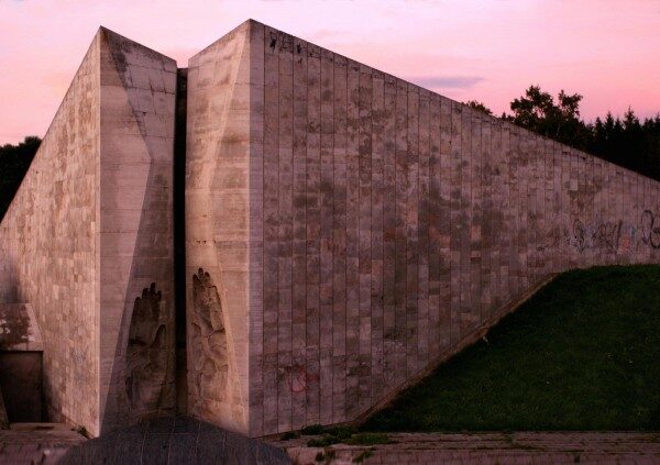 В Эстонии частично снесут советский мемориал Маарьямяэ
