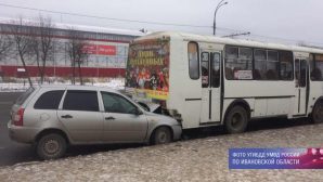 В Иванове легковушка влетела под пассажирский автобус на остановке