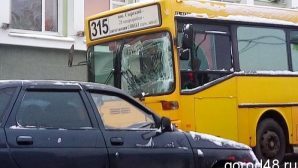 В Липецке напротив мэрии столкнулись два автобуса