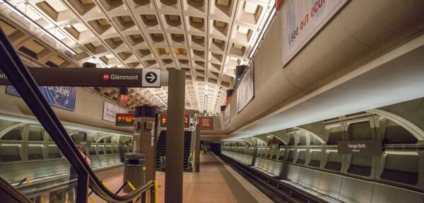В метро Вашингтона поезд сошел с рельсов