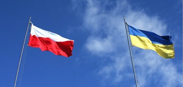 В Польше проверят завод, где украинцев могли заставлять носить сине-желтую форму