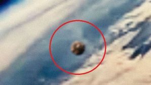 В прямом эфире МКС появилось таинственное золотое НЛО