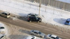 В районе новостроек Барнаула два авто влетели в столб