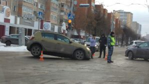 В Рязани автомобиль провалился в яму на улице Грибоедова