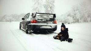 В Рязани родители прокатили ребёнка на привязанном к машине снегокате