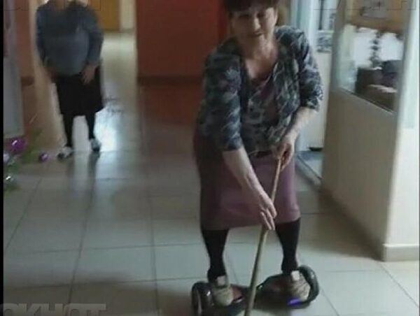 В Ставрополе школьная уборщица на гироскутере удивила горожан