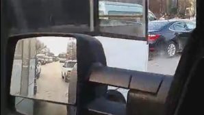 В Тюмени пьяная автоледи на Lexus влетела в маршрутку