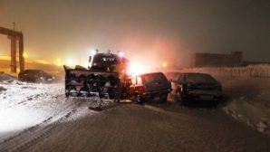 В Воркуте водитель снегоуборочной техники протаранил две легковушки