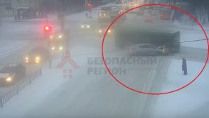 Видео ДТП тройного с участием автобуса в Ярославле? появилось в Сети