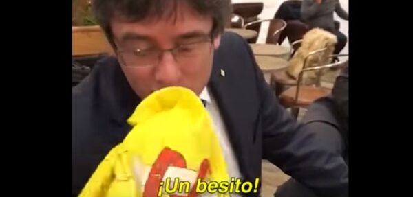 Видео: Пучдемон дважды поцеловал флаг Испании