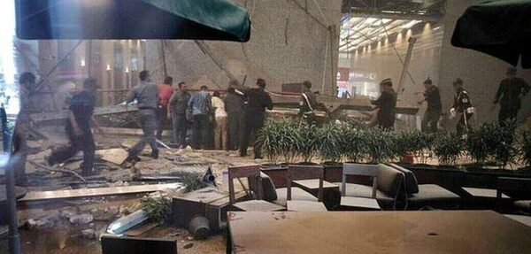 Видео: в здании индонезийской биржи рухнул балкон с людьми