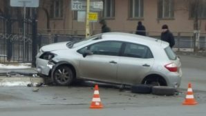Иномарка залетела на тротуар, снеся ограждение? в Астрахани