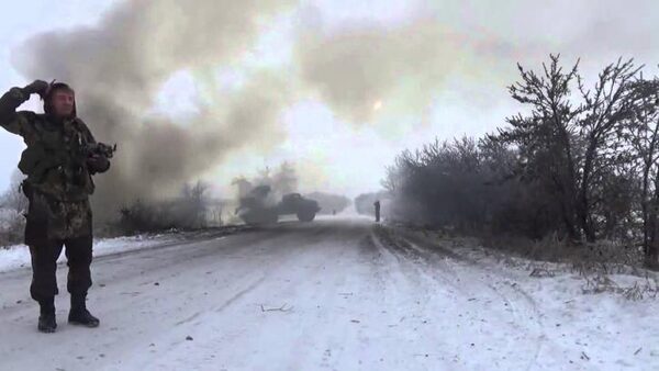 Многие автотрассы заблокированы в Донбассе – предупреждение военкоров; резкое обострение ситуации – ДНР и ЛНР, хроника событий