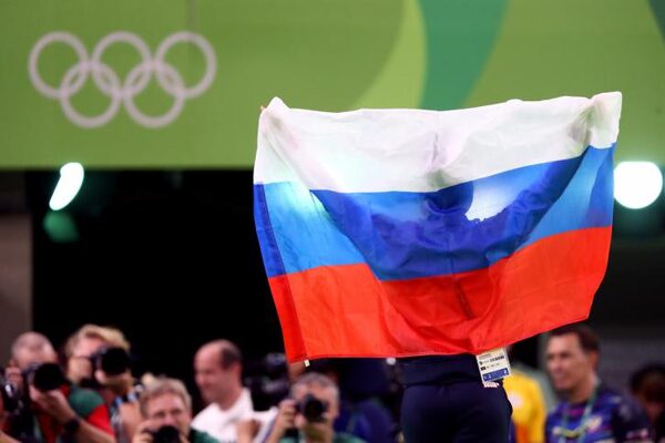 "Моя нация - величайшая в мире!": Видео неудавшейся попытки отобрать флаг у российской вице-чемпионки ОИ облетело Интернет