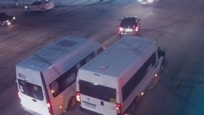 На видео попало столкновение «Шевроле» и маршрутки в центре Рязани