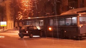 «Нива» протаранила пассажирский автобус в Великом Новгороде